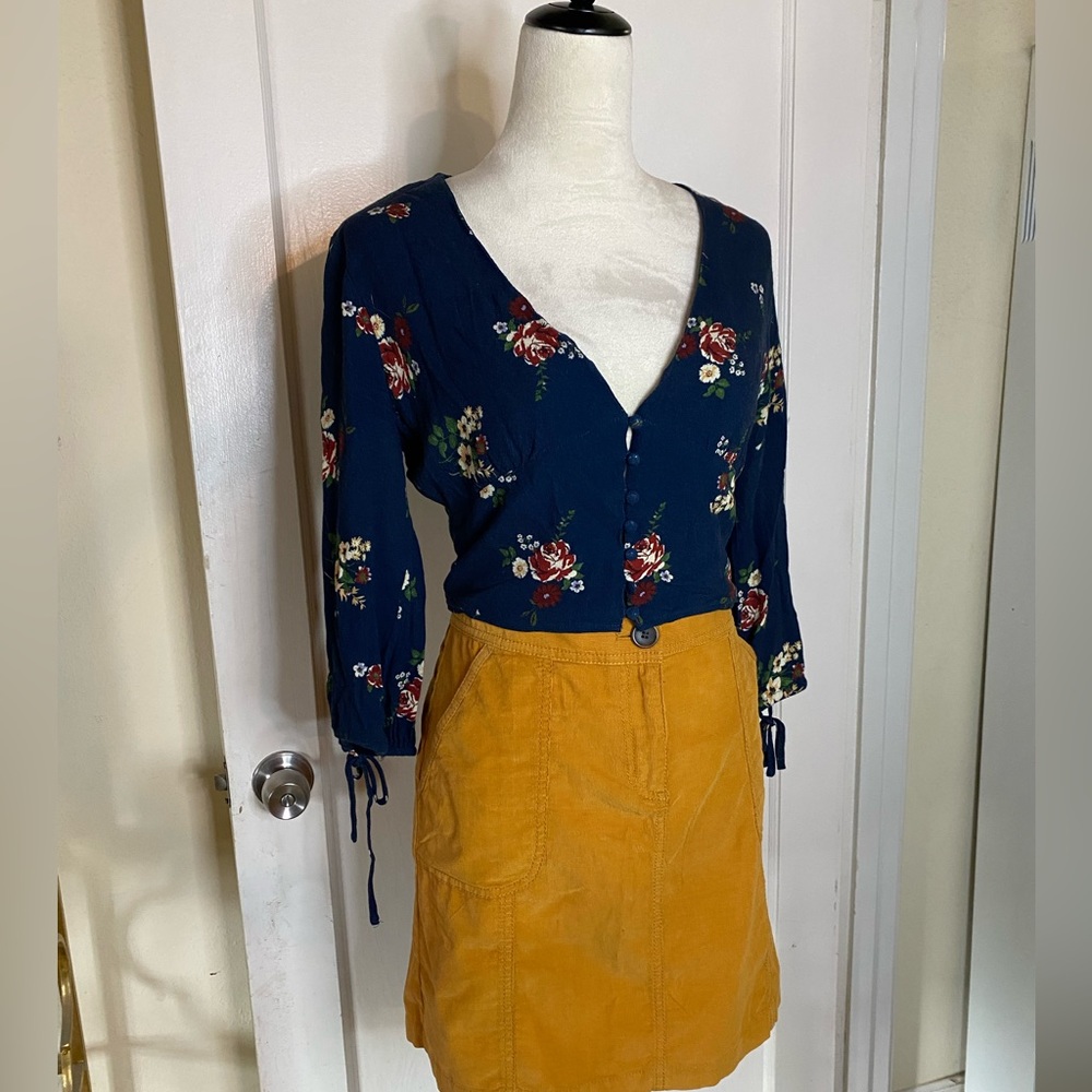 Vintage West of Melrose Floral Crop Top with Front Buttons and Balloon Sleeves